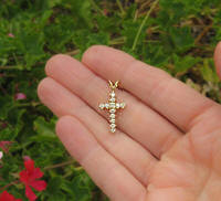 Round diamond pendant in 14k yellow gold