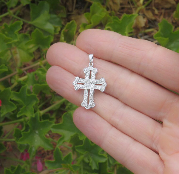0.28 ctw pave diamond woven cross 