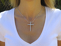 Round diamond pendant in 14k white gold