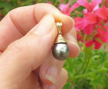 Natural not dyed real tahatian pearl pendant in 14k yellow gold