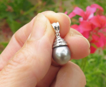 Natural not dyed real tahatian pearl pendant in 14k white gold