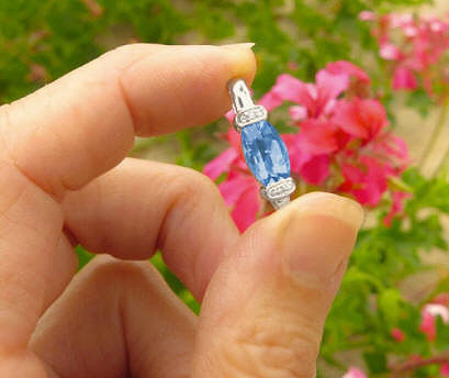 Blue topaz pendant in 14k white gold