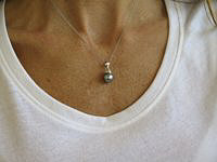 A sleek 14k gold pendant with natural Tahitian pearls in a stair-step design.