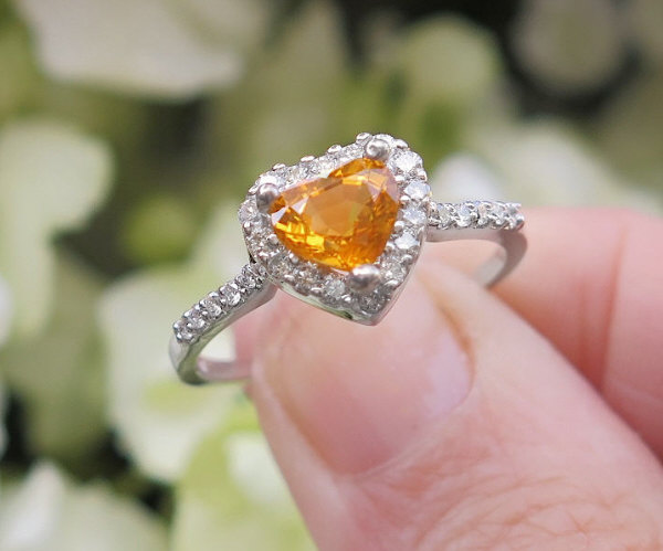 Speeltoestellen wimper details Unheated Natural Orange Sapphire Rings in Heart Shape in 18k white gold  (GR-5609)