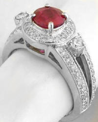 Round engagement ring in gold